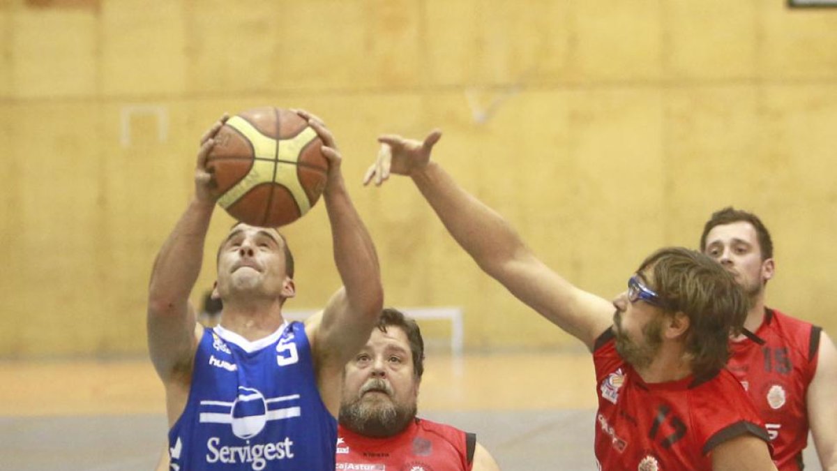 Manu Somavilla lanza a canasta.-SANTI OTERO