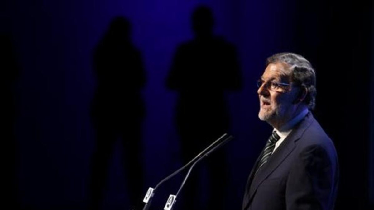 El líder del PP y presidente en funciones, Mariano Rajoy, en la presentación de un informe.-AGUSTÍN CATALÁN