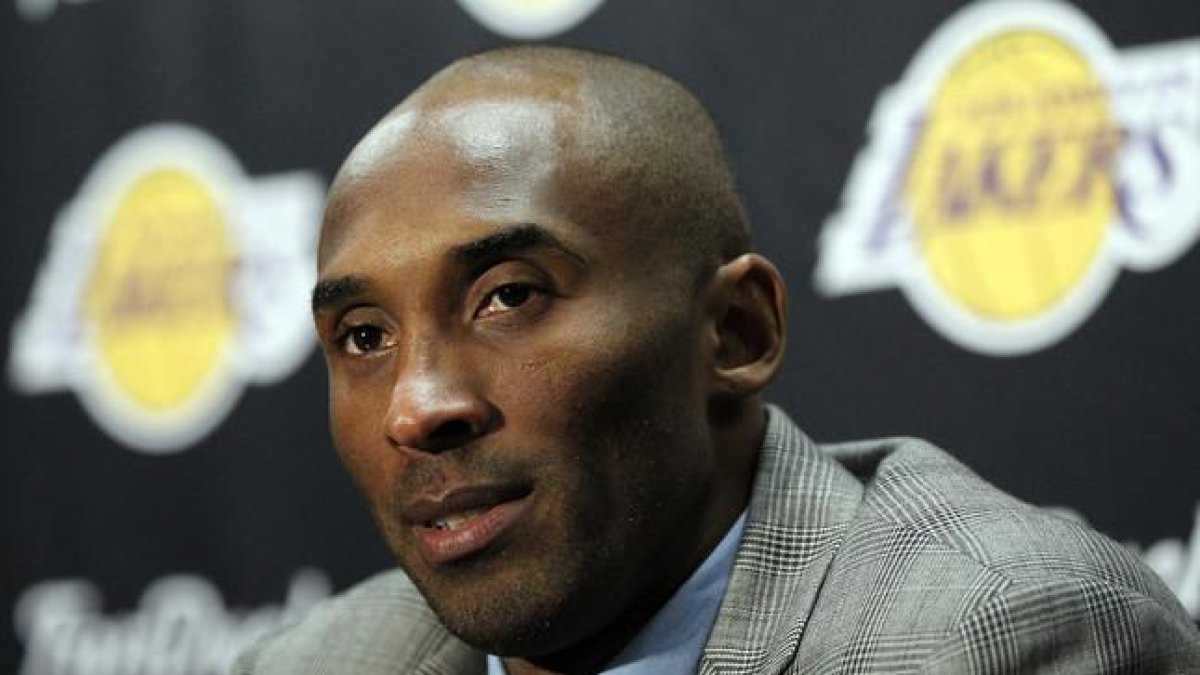 Kobe Bryant, en la rueda de prensa en la que anunció su retirada, este domingo, antes del partido entre los Lakers y los Pacers.-AP / ALEX GALLARDO