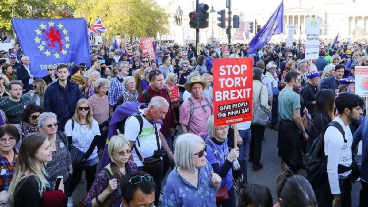 Manifestantes contrarios al brexit marchan por Trafalgar Square, en Londres.-VICKIE FLORES (EFE)