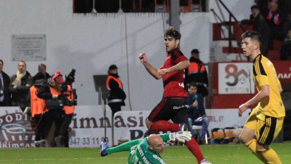 Abdón Prats bate la portería de Osasuna en el choque del pasado fin de semana en Anduva-Alfonso G. Mardones