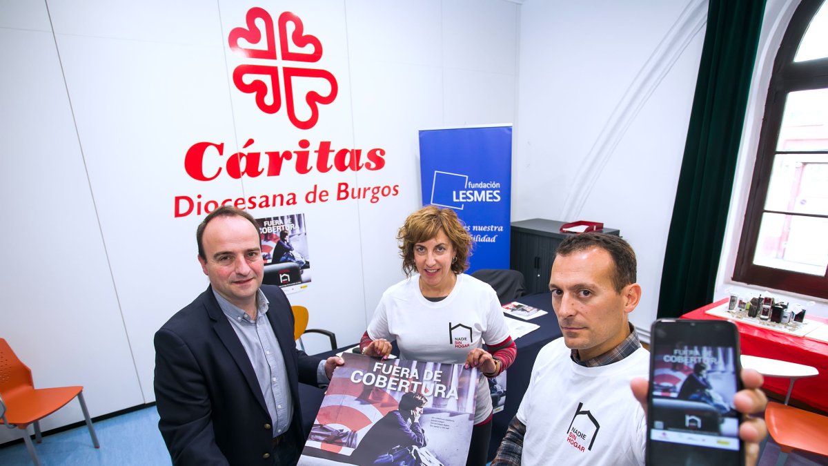 Responsables de Cáritas muestran la campaña Nadie sin hogar 2022. TOMÁS ALONSO