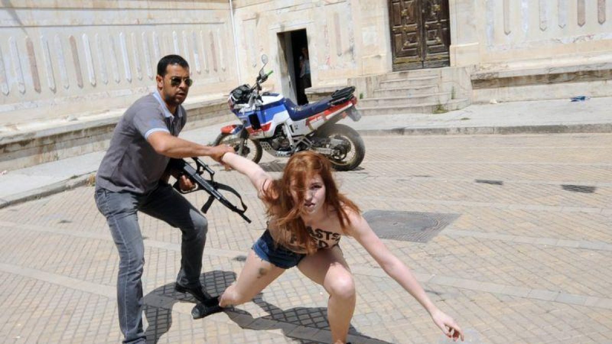 Las mujeres no serán vistas como criminales por mostrar sus pechos al aire.-AFP