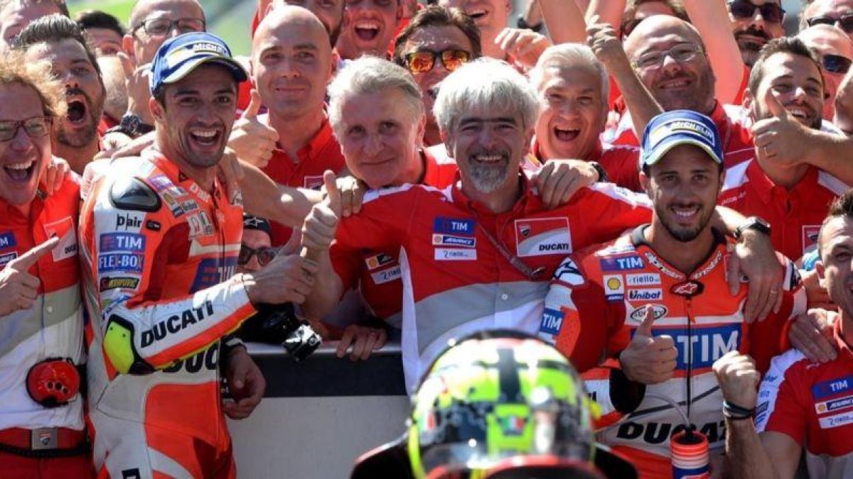 Andrea Iannone, Gigi Dall'Igna y Andrea Dovizioso, en la celebración de Austria.-AFP / MICHAL CIZEK