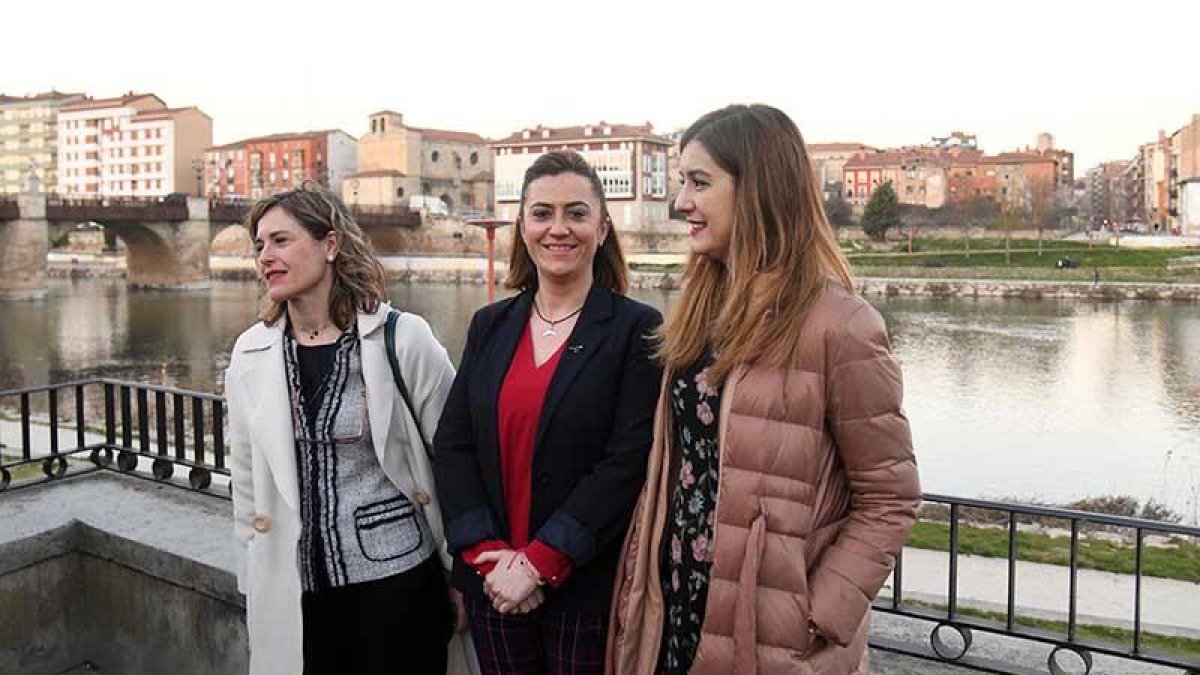 (De izq. a dcha), Dolores Pascual, Virgina Barcones y la alcaldesa mirandesa Aitana Hernando, posan junto al Ebro.-R. O.