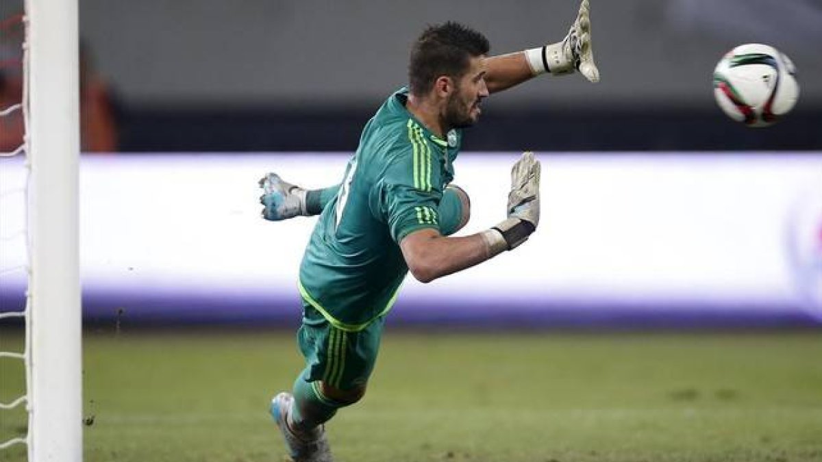 Kiko Casilla detiene el penalti lanzado por el guardamente del Milan, de 16 años, Gianluigi Donnarumma-Foto: REUTERS / ALY SONG