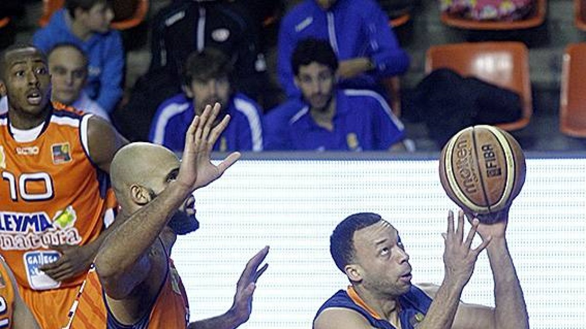 Jeff Xavier intenta una canasta de forma acrobática.-SANTI OTERO