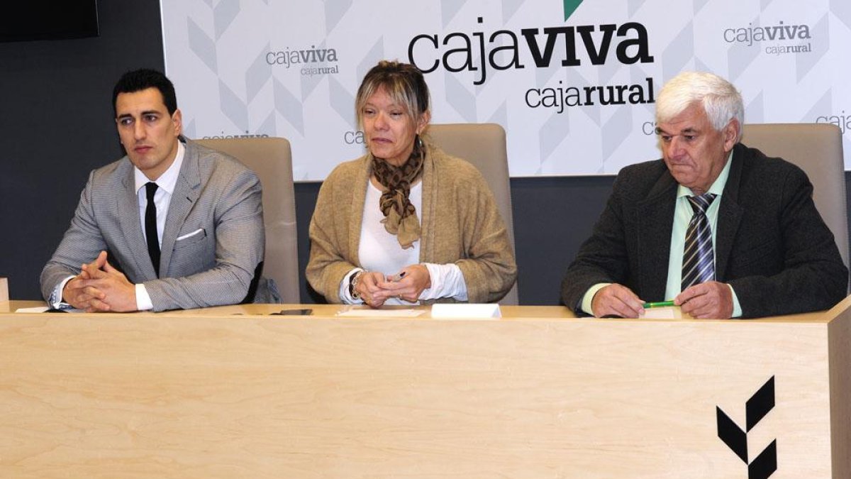 Los representates de Cajaviva y la Asociación Española Conectados sin Barreras durante la comparecencia.-ISRAEL L. MURILLO