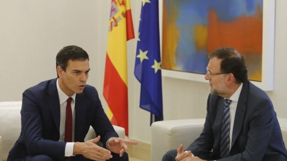 Pedro Sánchez y Mariano Rajoy, durante la reunión que han mantenido este miércoles en la Moncloa.-AGUSTÍ CATALÁN