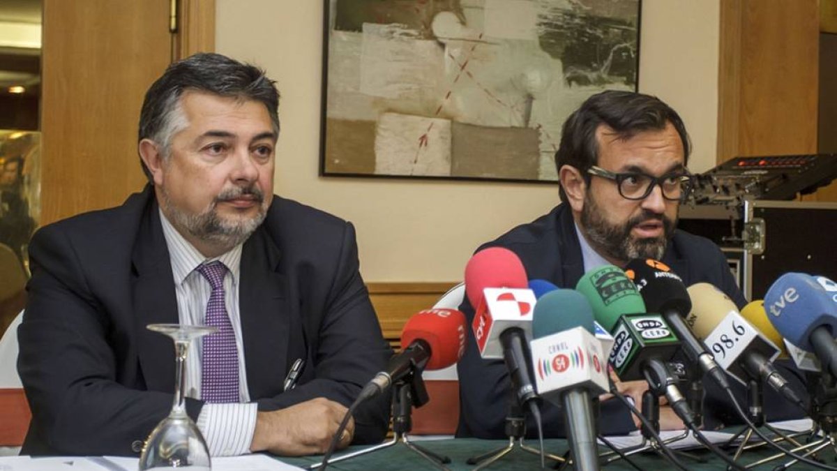 Fernando Valdés e Ignacio González durante la presentación del anteproyecto de las nuevas instalaciones.-SANTI OTERO