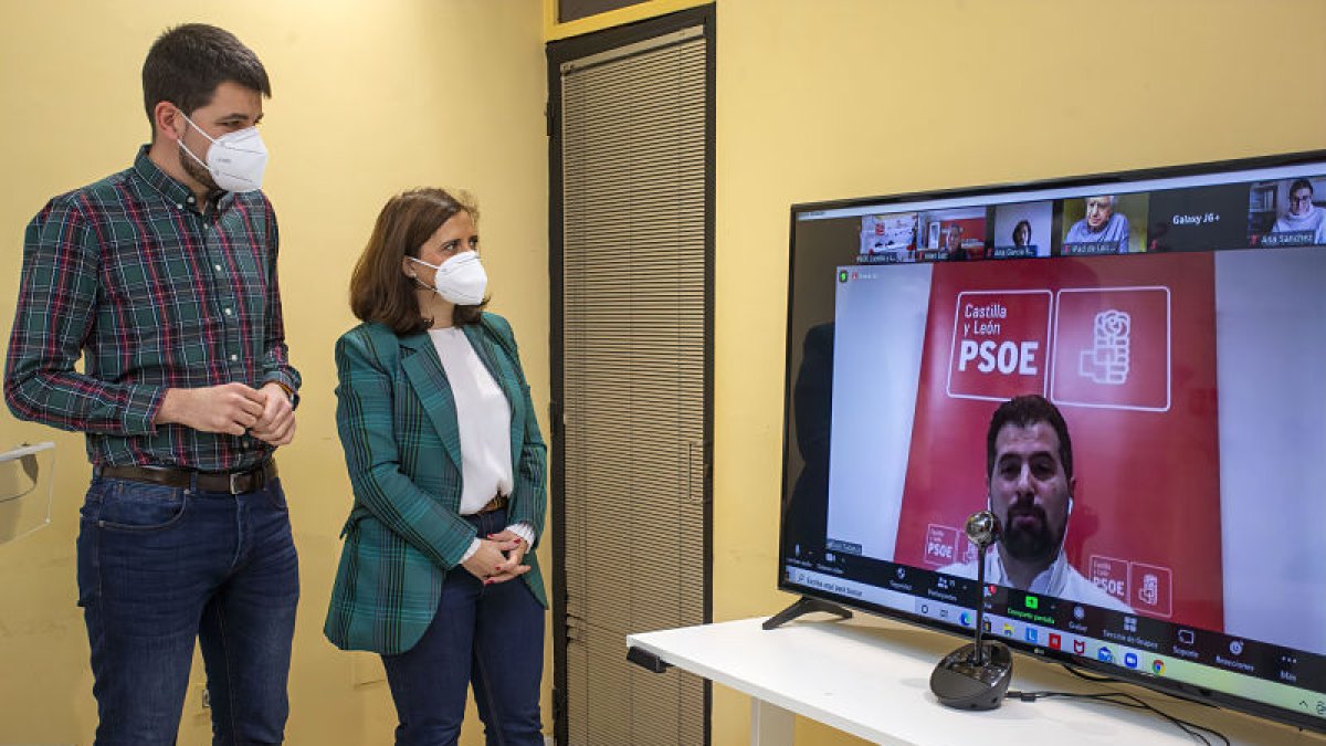 La secretaria provincial del PSOE escucha al líder socialista autonómico, Luis Tudanca, por videconferencia. SANTI OTERO