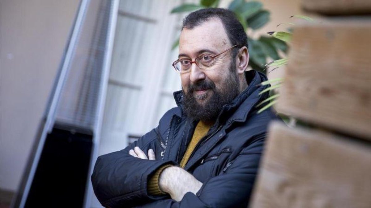 El escritor Hipólito G. Navarro, en la librería Laie.-FERRAN NADEU