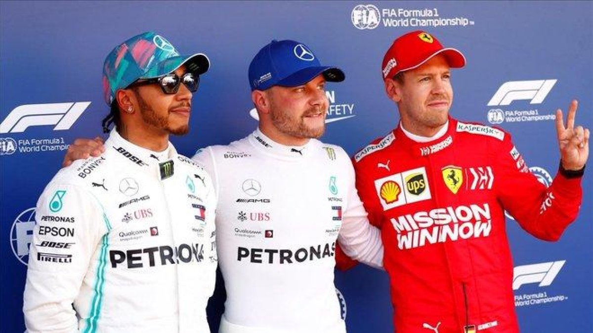 El poleman, Valtteri Bottas, flanqueado por Lewis Hamilton y Sebastian Vettel.-REUTERS / JUAN MEDINA