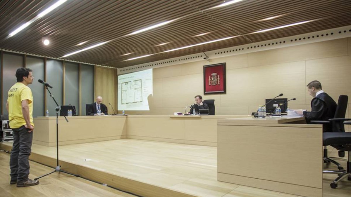 Escena del juicio Please continue: (Hamlet)-Santi Otero