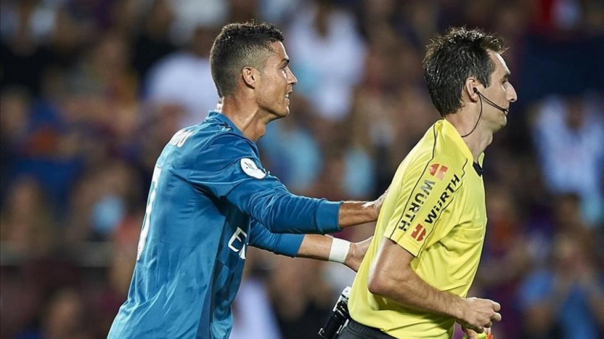 Momento en el que Cristiano Ronaldo empuja a De Burgos en el Camp Nou.-GETTY IMAGES