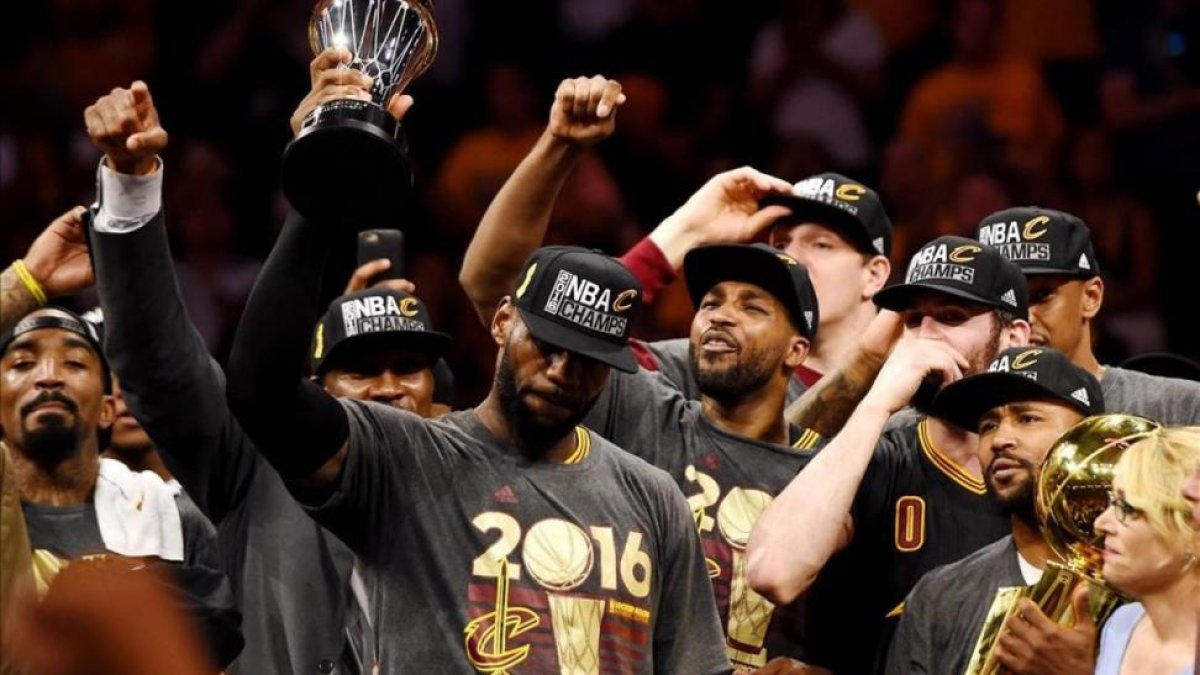 Lebron James, rodeado de sus compañeros, tras conquistar el título de la NBA-BOB DONNAN / USA TODAY