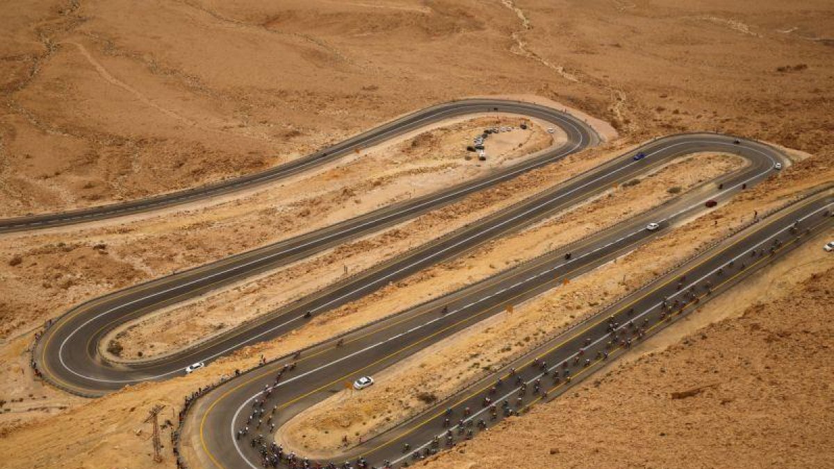 El pelotón, durante el paso del Giro por Israel.-AMIR COHEN (REUTERS)
