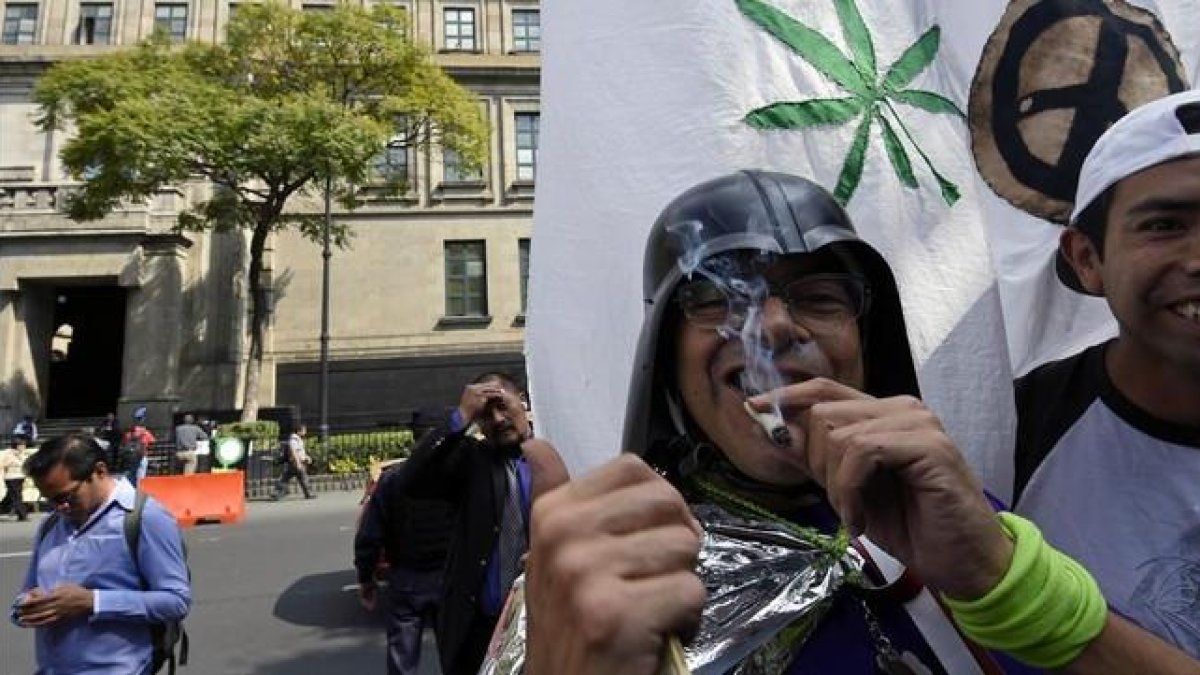 Un hombre fumando marihuana en una manifestación ante el Tribunal Supremo de México.-AFP / ALFREDO ESTRELLA