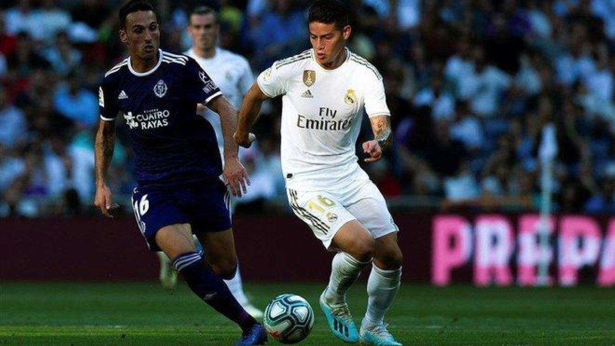 James controla el balón ante el Valladolid.-