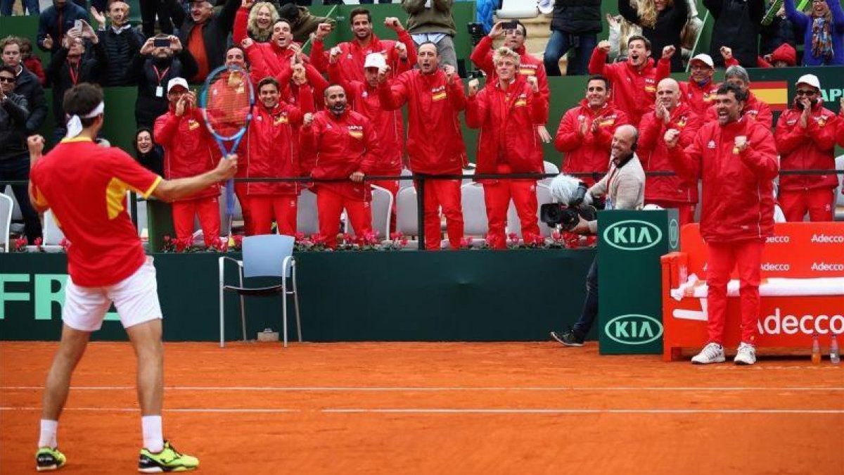 Albert Ramos celebra el triunfo definitivo contra Gran Bretaña con el banquillo español.-GETTY / JULIAN FINNEY