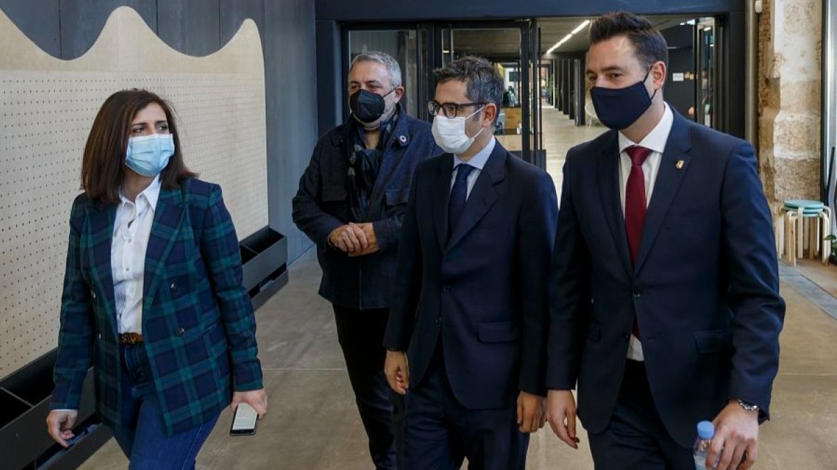 El ministro de la Presidencia, Félix Bolaños, junto a Esther Peña, Pedro de la Fuente y Daniel de la Rosa. SANTI OTERO