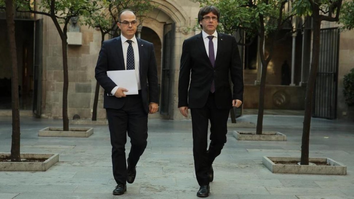 Carles Puigdemont i Jordi Turull antes de la reunion de Govern-EL PERIÓDICO