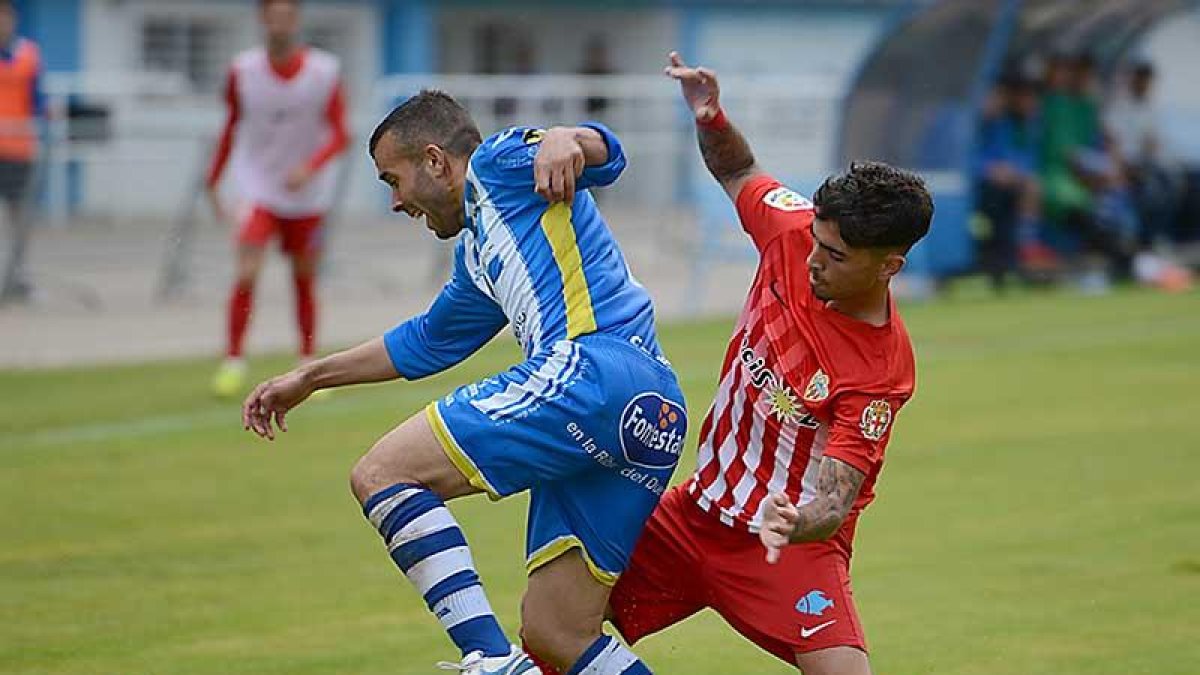 Lobera trata de zafarse de la entrada de un jugador del Almería B.-Alberto Calvo