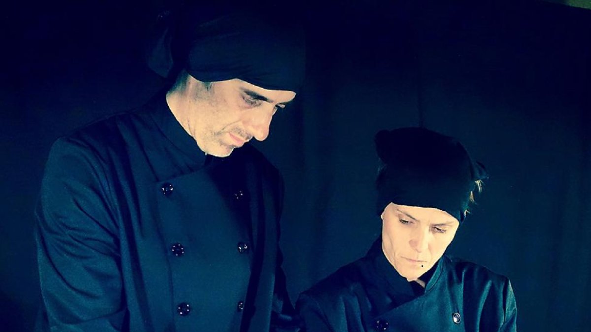 Pedro Martín (i.) y Angélica Gago manipulan la marioneta durante todo el montaje.-