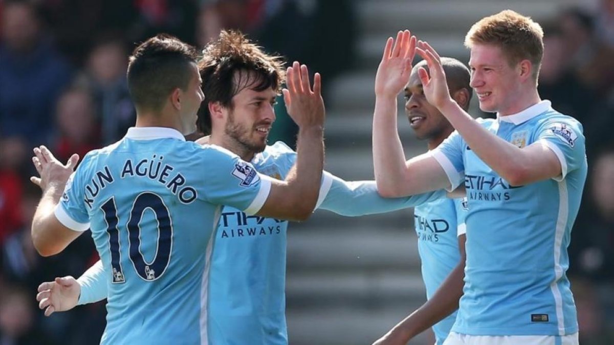 Agüero, Silva y De Bruyne celebran el gol del belga en su reaparición.-REUTERS / MATTHEW CHILDS