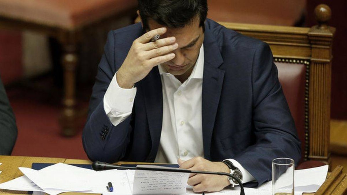 El primer ministro griego Alexis Tsipras repasa unas notas en el Parlamento.-Foto: AP