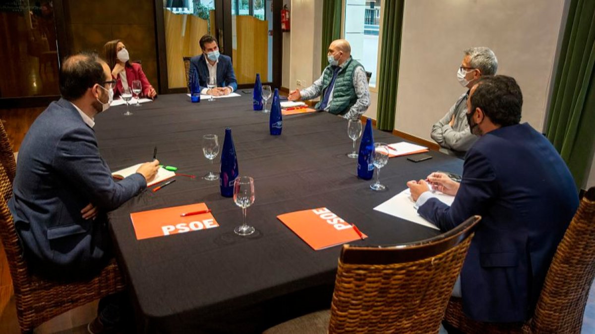 Reunión de la Federación de Hostelería con Luis Tudanca y Esther Peña, esta mañana, en Burgos. SANTI OTERO