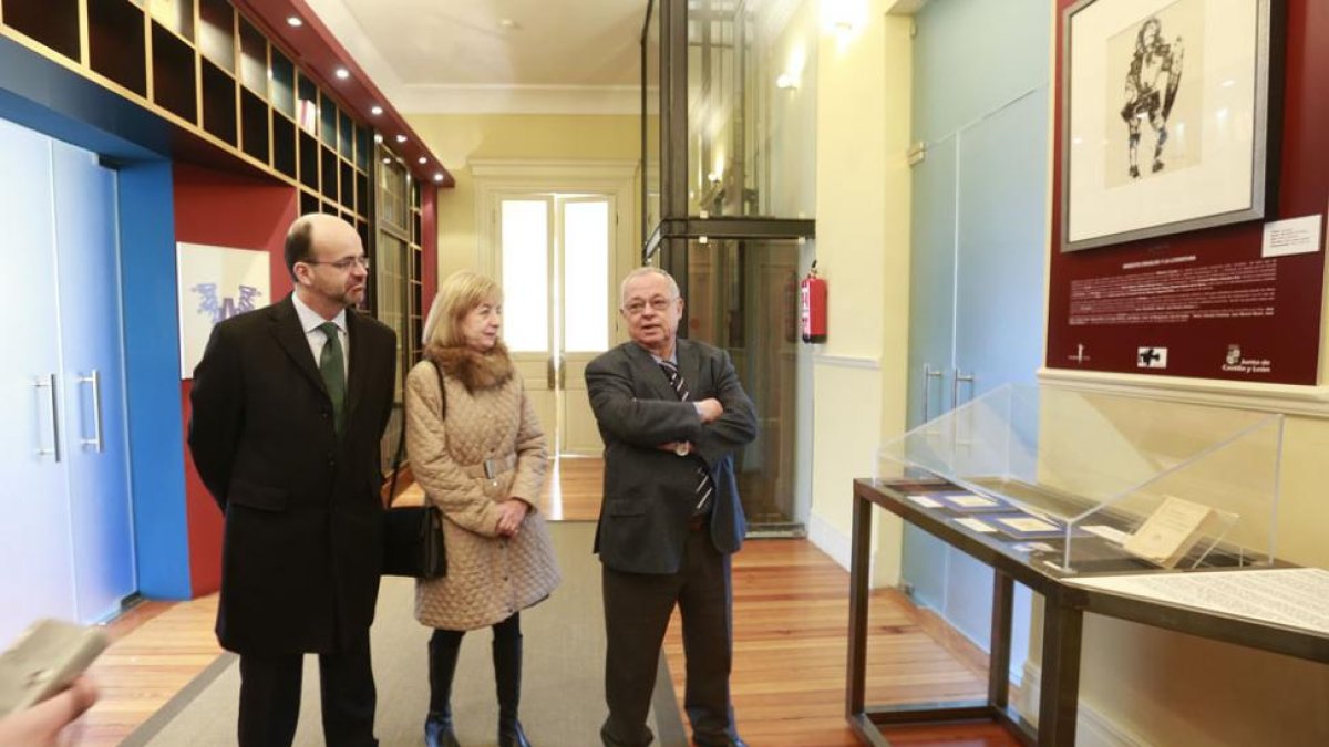 Jesús Ausín (i.), María Ángeles Ciruelos y Gonzalo Santonja, frente al ‘altar’ quijotesco.-Raúl Ochoa