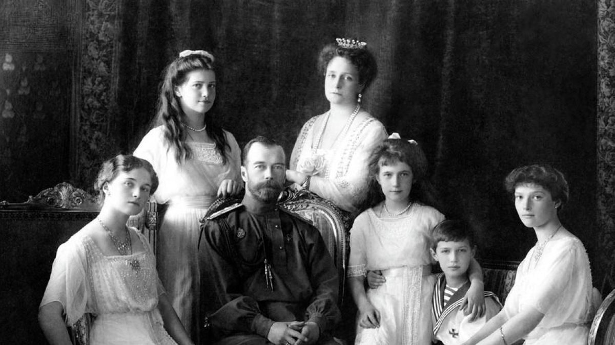 El Zar Nicolás II y su familia en una fotografía de 1913.-
