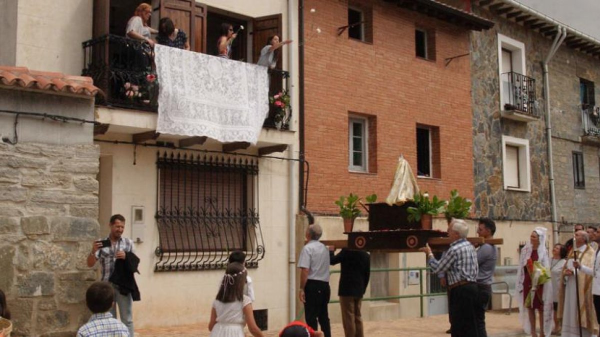 Los devotos lanzaron flores a la Virgen de la Montecilla desde los balcones engalanados.-G. G.