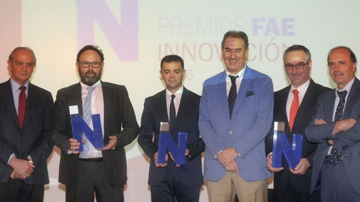 Los tres galardonados junto a José María Leal (Fundación Caja de Burgos), Miguel Ángel Benavente (FAE) y José María Vela (ITCL).-ISRAEL L. MURILLO