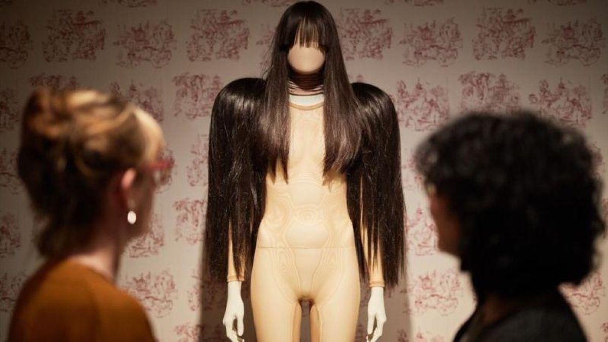 Una de las vitrinas de Barbican de Londres, con la muestra 'The vulgar'.-MICHAEL BOWLES