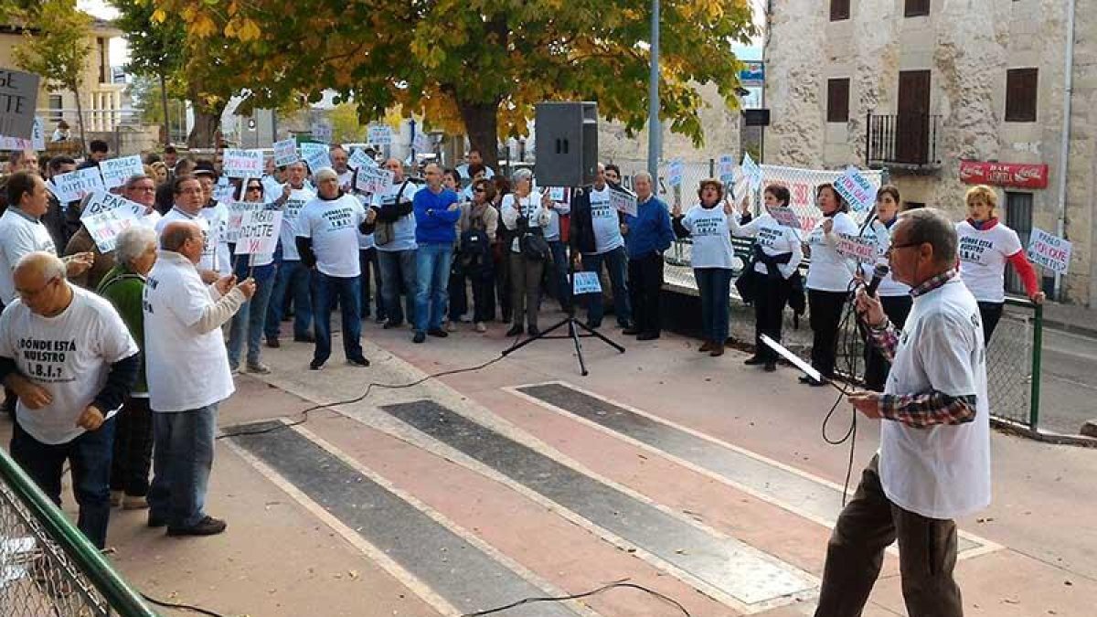 Los vecinos de La Hidesilla durante la concentración de ayer en la bolera de Quincoces.-ECB
