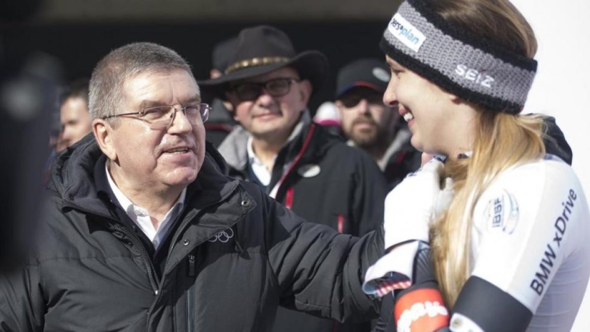 Thomas Bach, presidente del COI, con una participante en el Mundial de skeleton, el pasado sábado.-ANDREAS SCHAAD