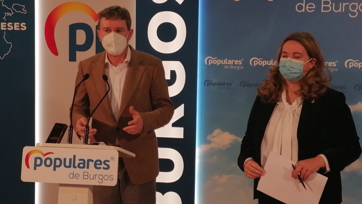 Los senadores del PP, Javier Lacalle y Cristina Ayala, en rueda de prensa. D.S.M.