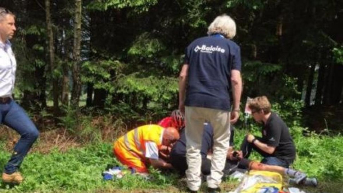 El ciclista belga Stig Broeckx, atendido por las emergencias médicas en la cuneta tras un atropello múltiple en la Vuelta a Bélgica.-