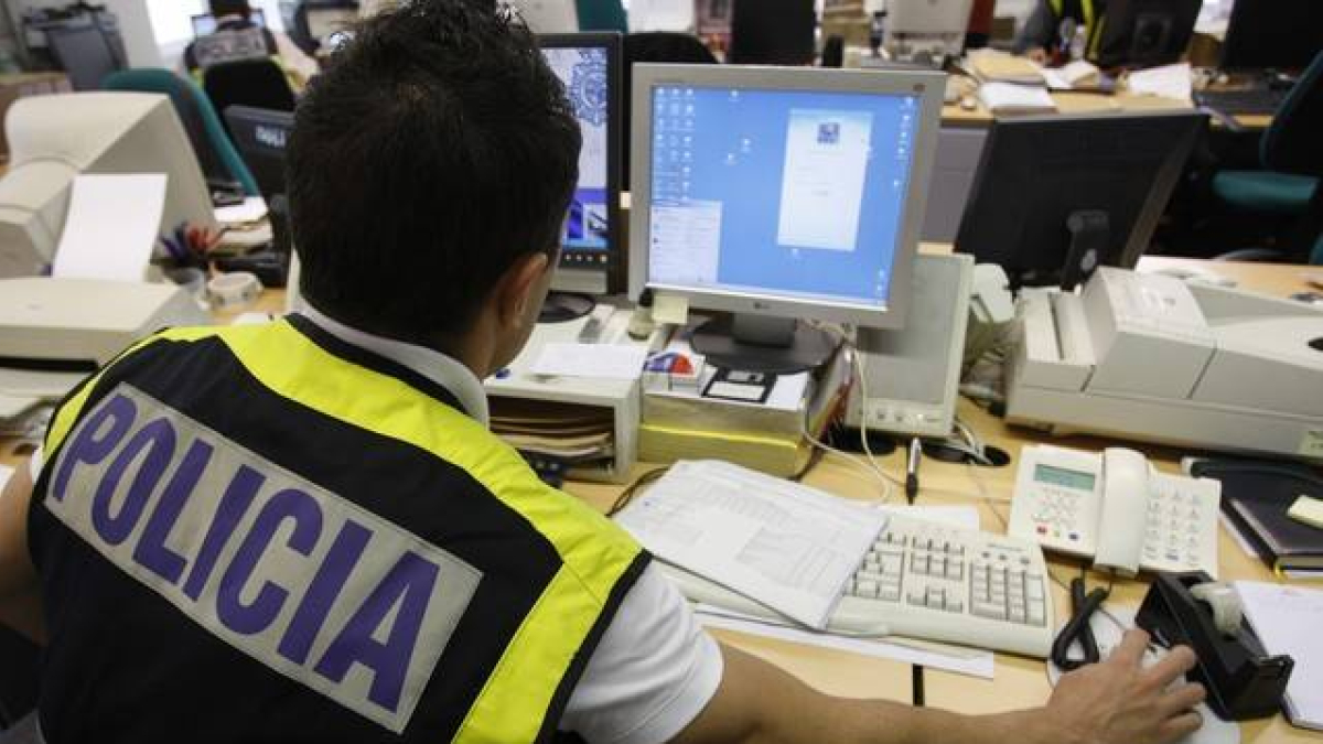 La Policía cuenta con sus propias unidades especializadas en ciberdelincuencia.-EFE / KOTE RODRIGO