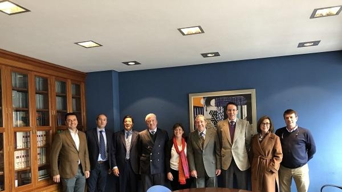 El consejero delegado de González Byass, Pedro Revuelta, con sus asesores, la familia Ortega y el gerente de Red Bottle.-L. V.