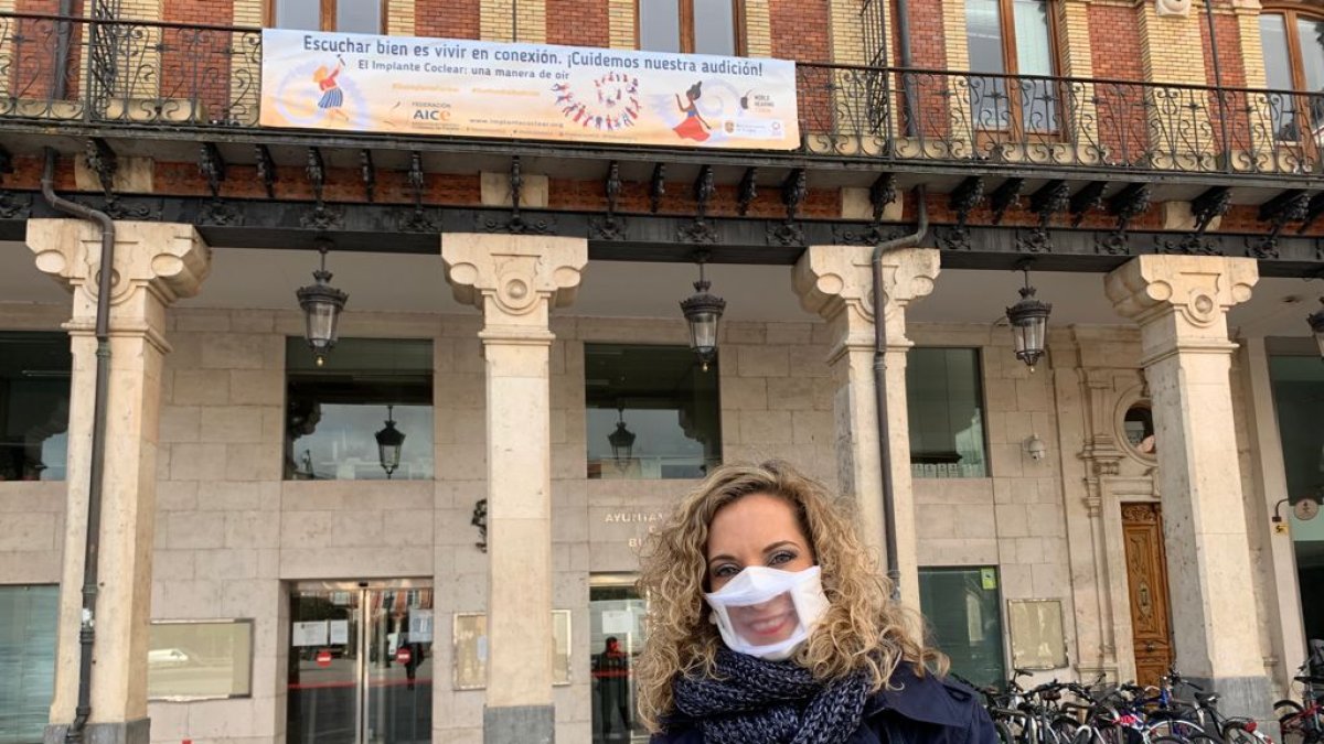 Blanca con mascarilla adaptada para personas sordas a la puerta del Ayuntamiento. ECB