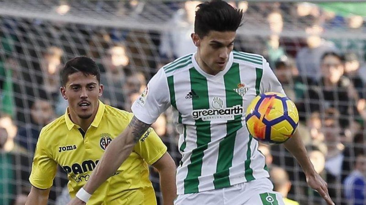 Bartra, con la camiseta del Betis.-EFE / JOSE MANUEL VIDAL
