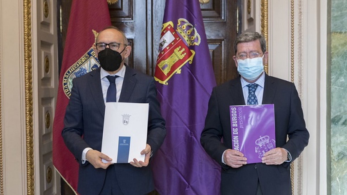 Ramiro González y César Rico, tras la frma del acuerdo. ECB