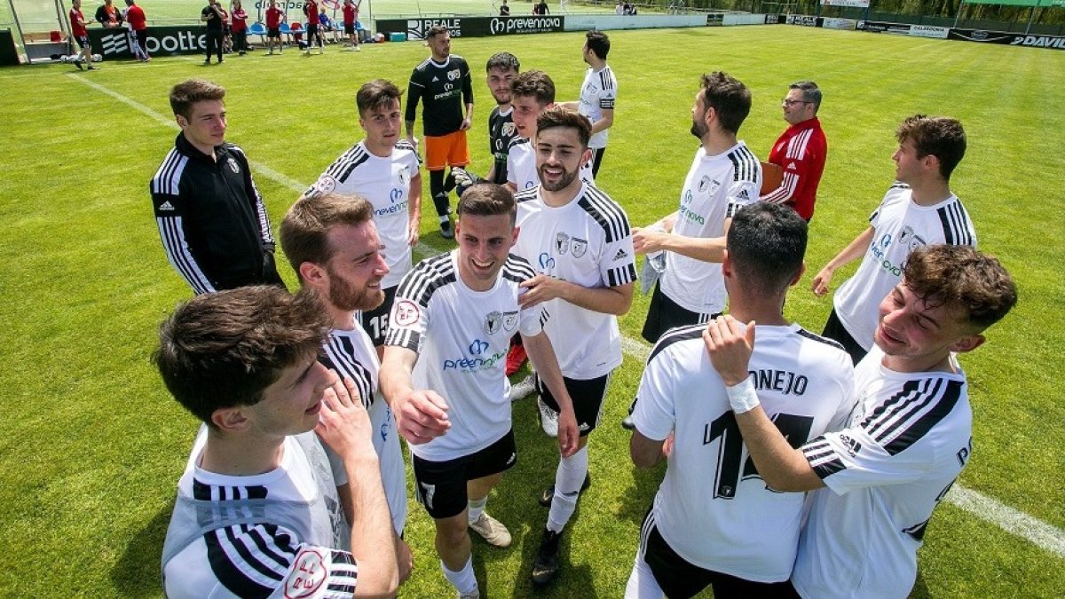 Los jugadores del Burgos Promesas celebran su permanencia en Segunda RFEF, el pasado domingo. TOMÁS ALONSO