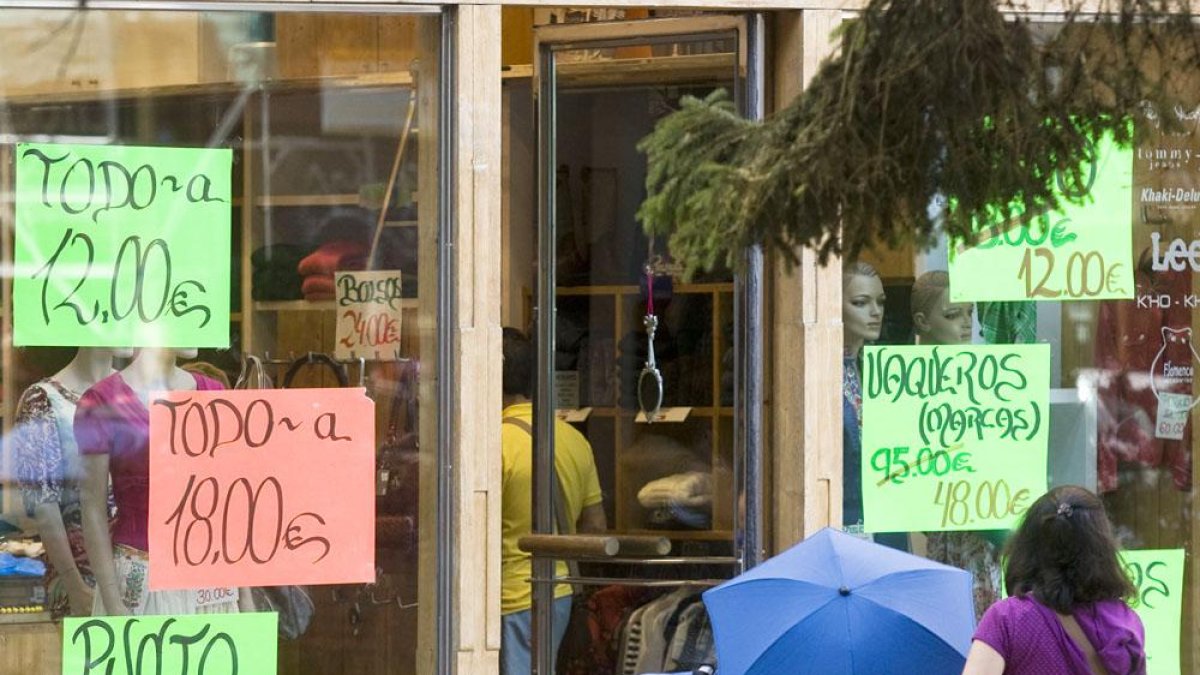 Una mujer pasea frente al escaparate de un comercio. RAÚL G. OCHOA