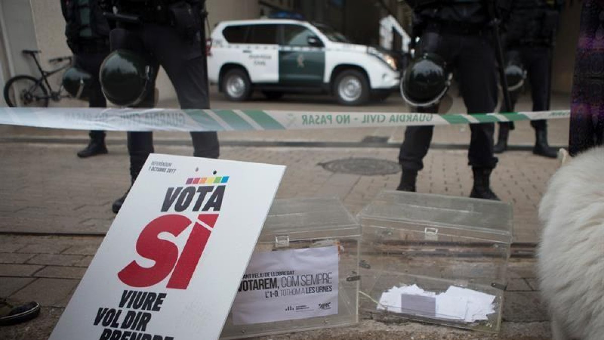 Agentes de la Guardia Civil en busca de material relacionado con el referéndum del 1 de octubre.-EFE