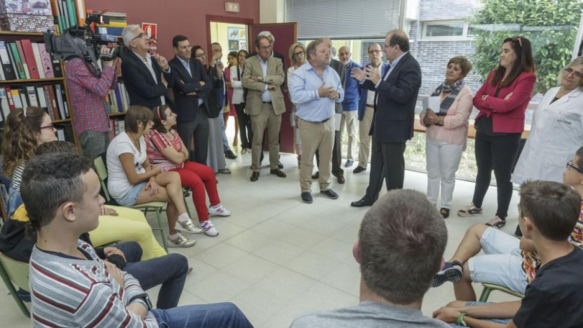 El presidente de la Junta, en el centro, durante su visita al centro Puentesaúco deAspanias.-SANTI OTERO