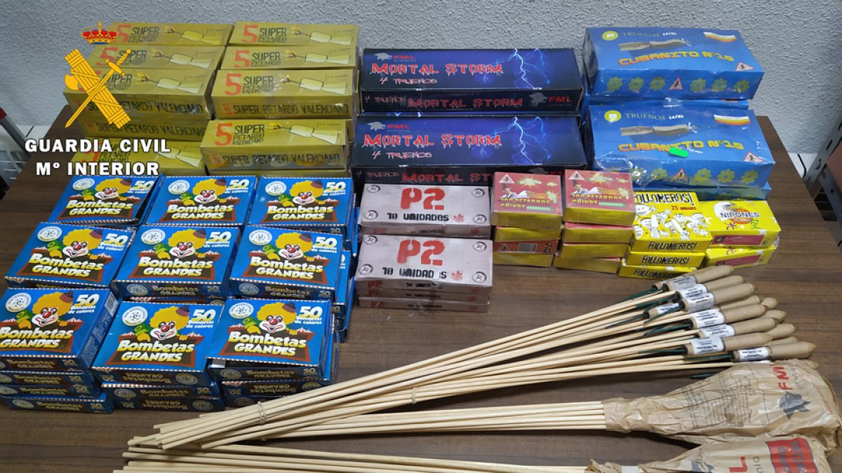 Artefactos pirotécnicos intervenidos por la Guardia Civil.